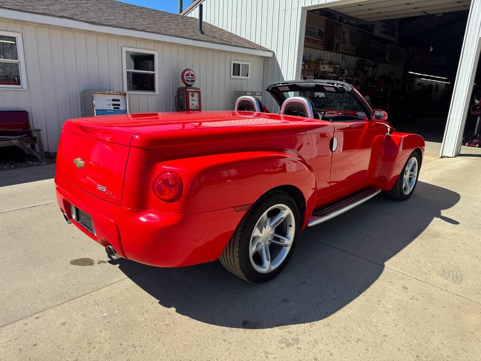 2004 Chevrolet SSR - Image 9 of 31
