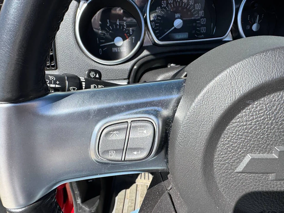 2004 Chevrolet SSR - Image 28 of 31