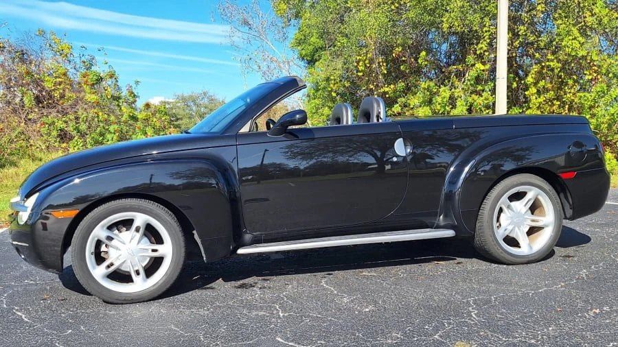 2004 Chevrolet SSR - Image 2 of 18
