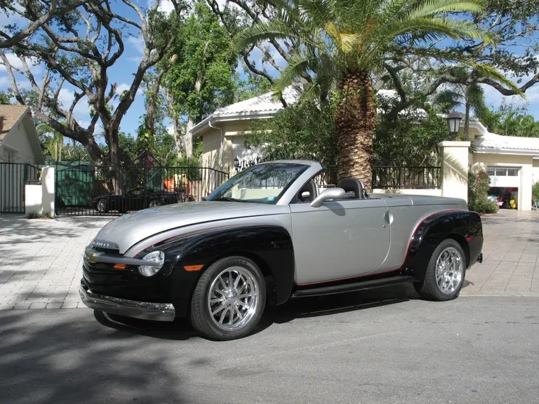 2004 Chevrolet SSR - Image 2 of 2