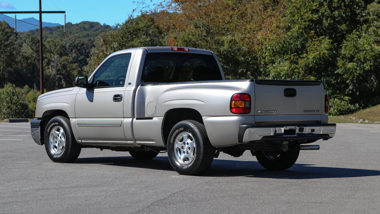 2004 Chevrolet Silverado 1st Gen - Image 2 of 31