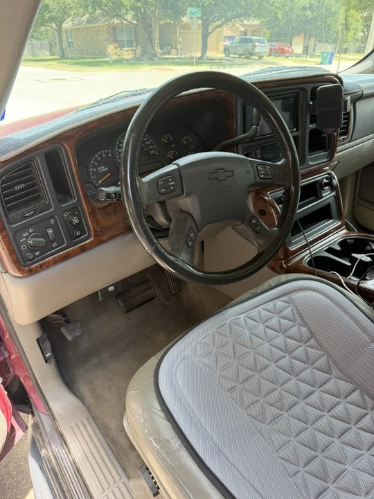 2004 Chevrolet Suburban 9th Gen - Image 11 of 13