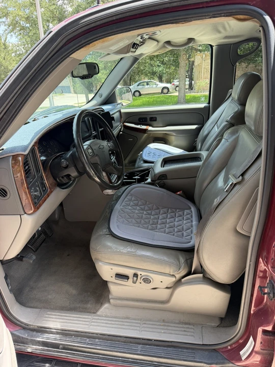 2004 Chevrolet Suburban 9th Gen - Image 6 of 13