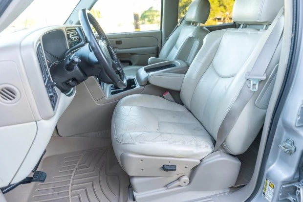 2004 Chevrolet Suburban 9th Gen - Image 5 of 7