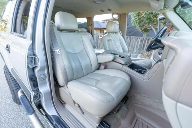 2004 Chevrolet Suburban 9th Gen - Image 4 of 7