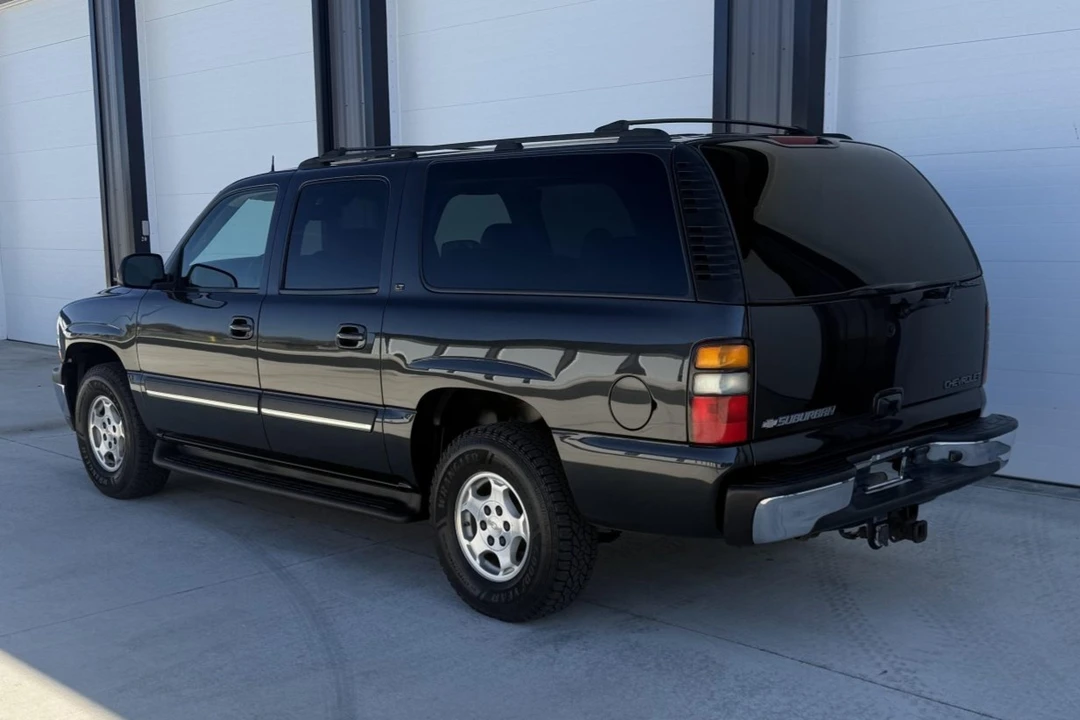 2004 Chevrolet Suburban 9th Gen - Image 2 of 7