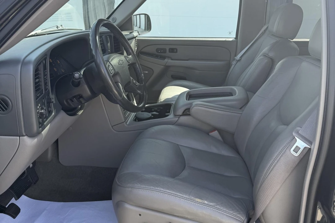 2004 Chevrolet Suburban 9th Gen - Image 4 of 7