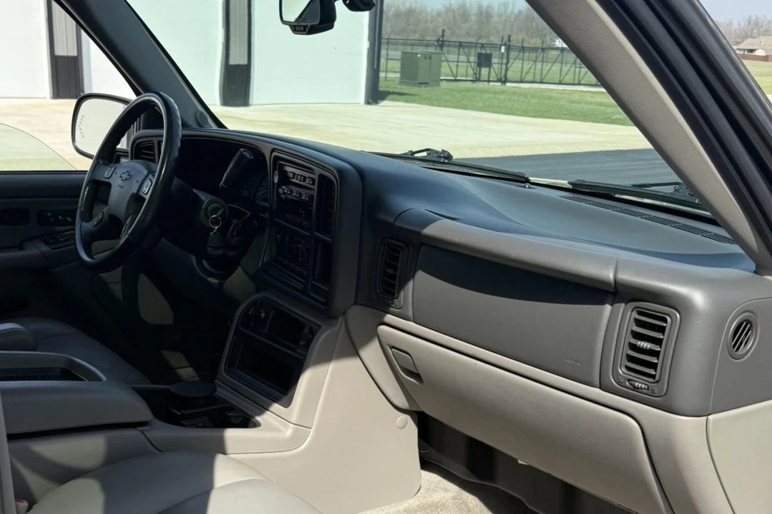 2004 Chevrolet Suburban 9th Gen - Image 5 of 7