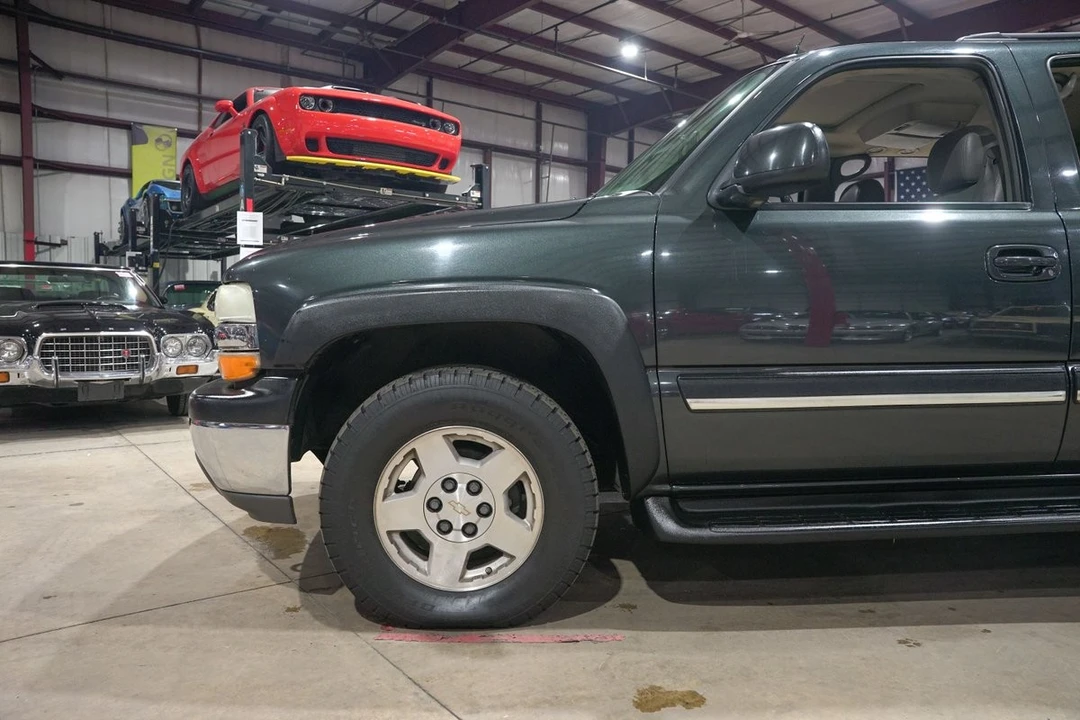 2004 Chevrolet Suburban 9th Gen - Image 3 of 21
