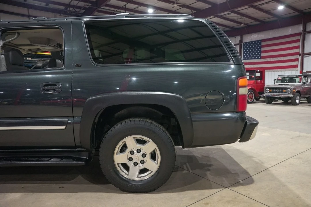 2004 Chevrolet Suburban 9th Gen - Image 5 of 12