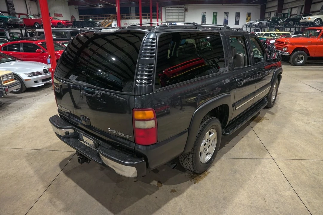 2004 Chevrolet Suburban 9th Gen - Image 17 of 21