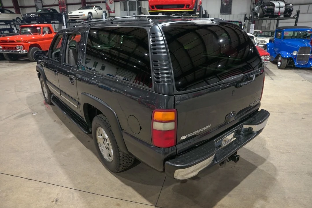 2004 Chevrolet Suburban 9th Gen - Image 16 of 21