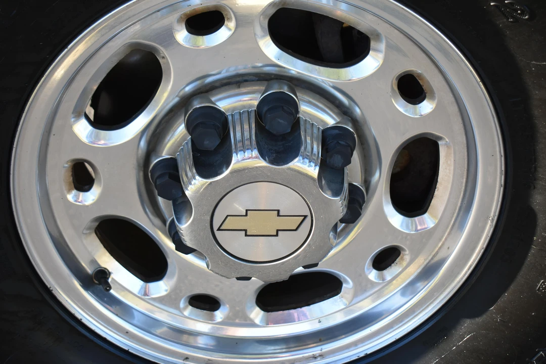 2004 Chevrolet Suburban 9th Gen - Image 30 of 31