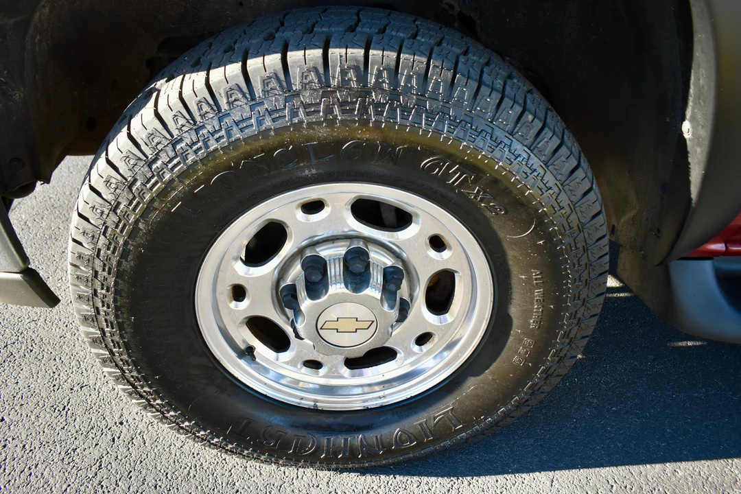 2004 Chevrolet Suburban 9th Gen - Image 27 of 31