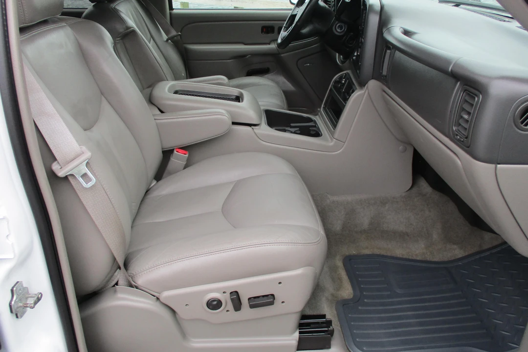2004 Chevrolet Suburban 9th Gen - Image 15 of 31