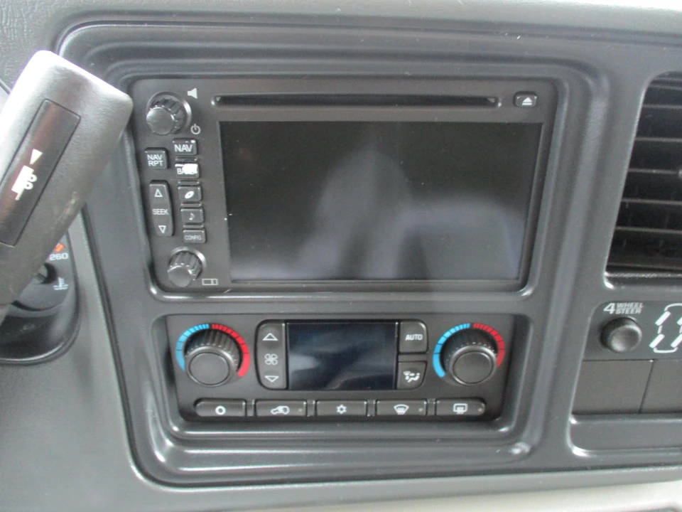 2004 Chevrolet Suburban 9th Gen - Image 26 of 31