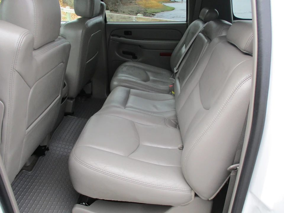2004 Chevrolet Suburban 9th Gen - Image 19 of 31