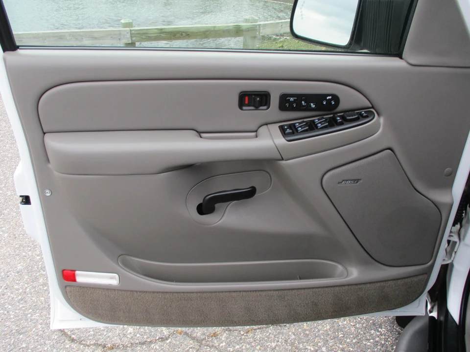 2004 Chevrolet Suburban 9th Gen - Image 30 of 31
