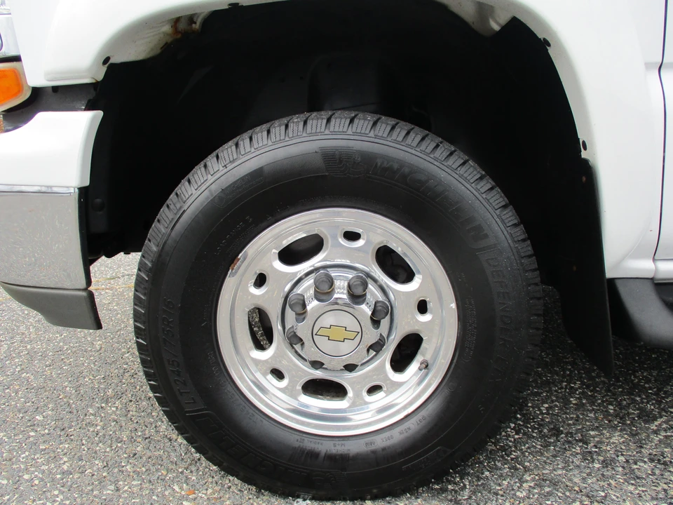 2004 Chevrolet Suburban 9th Gen - Image 10 of 31