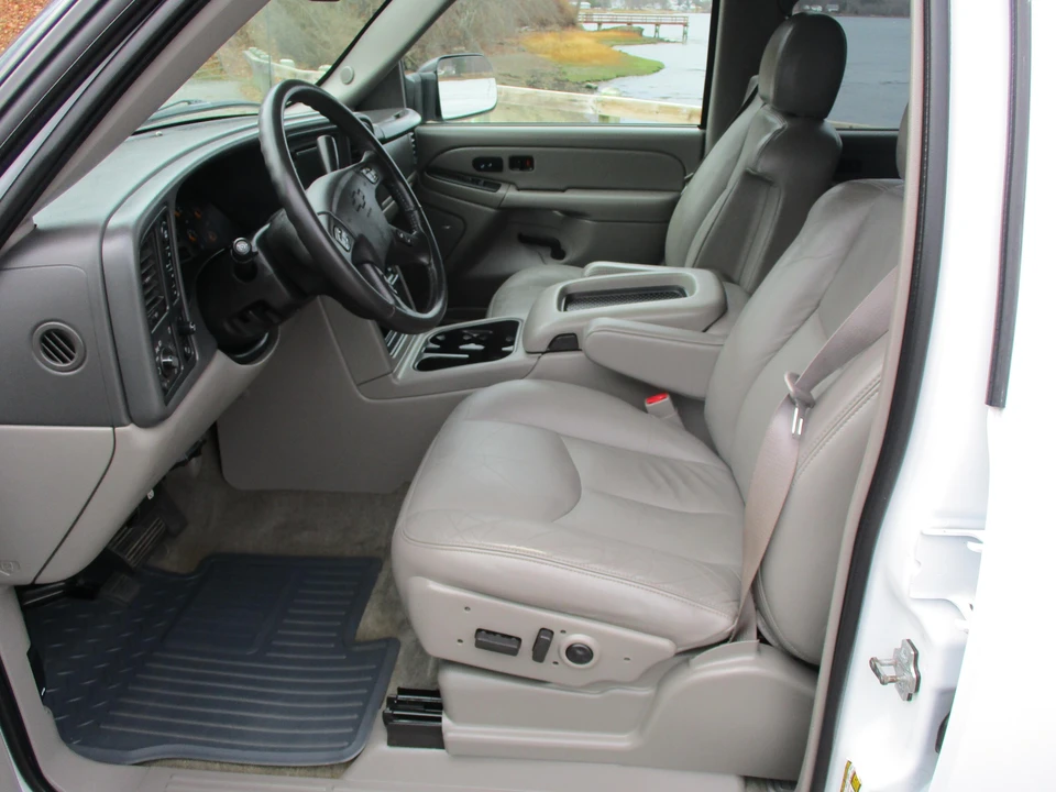 2004 Chevrolet Suburban 9th Gen - Image 18 of 31