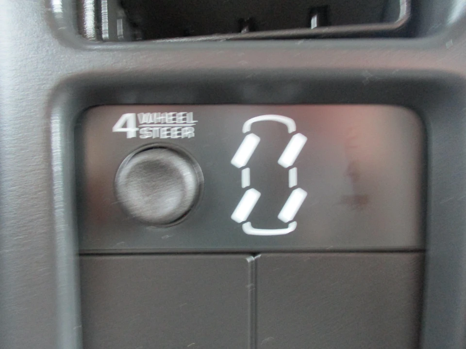 2004 Chevrolet Suburban 9th Gen - Image 24 of 31