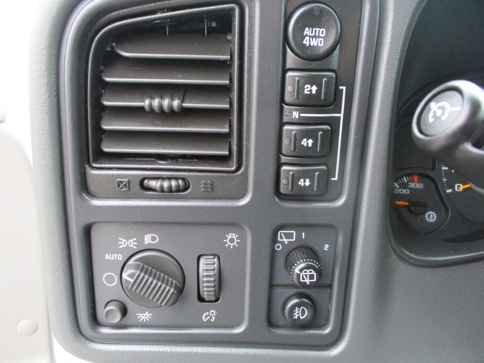 2004 Chevrolet Suburban 9th Gen - Image 22 of 31