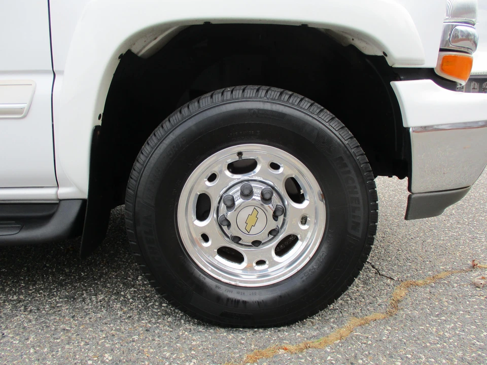 2004 Chevrolet Suburban 9th Gen - Image 13 of 31