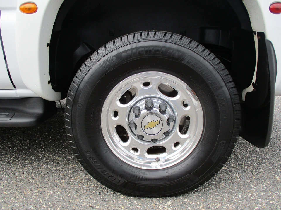 2004 Chevrolet Suburban 9th Gen - Image 11 of 31