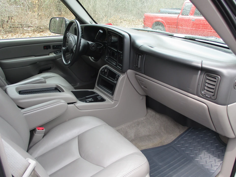 2004 Chevrolet Suburban 9th Gen - Image 25 of 31