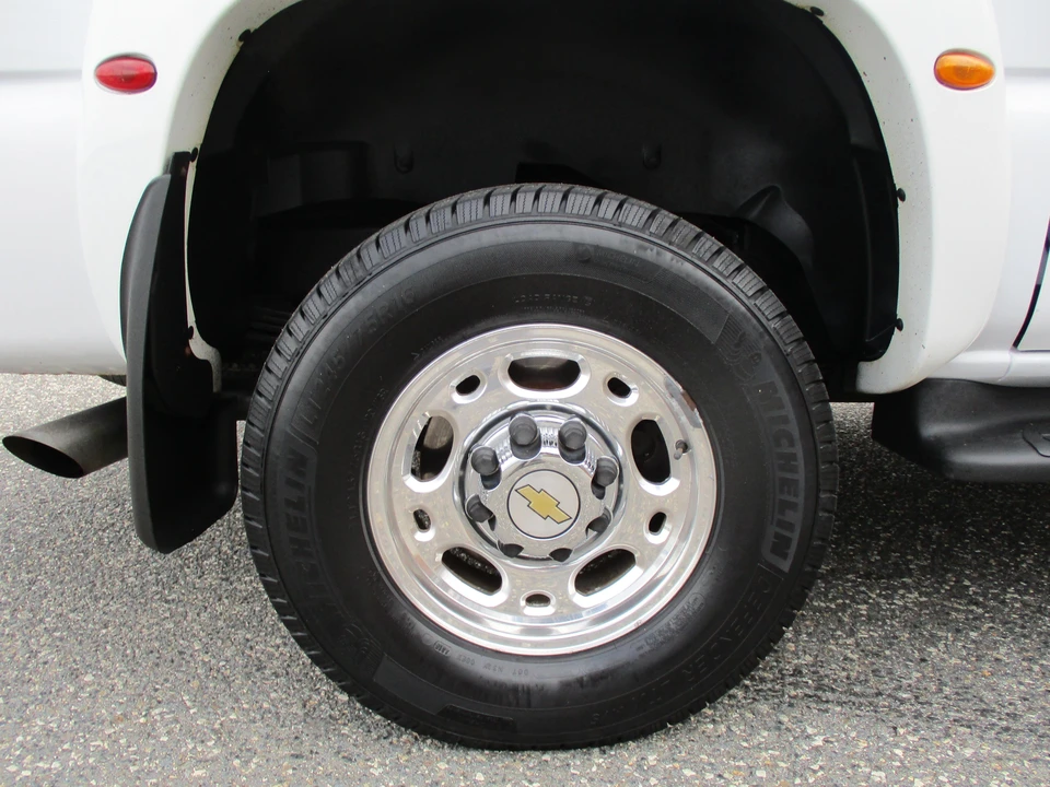 2004 Chevrolet Suburban 9th Gen - Image 12 of 31