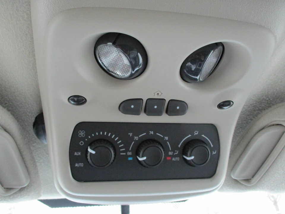 2004 Chevrolet Suburban 9th Gen - Image 28 of 31