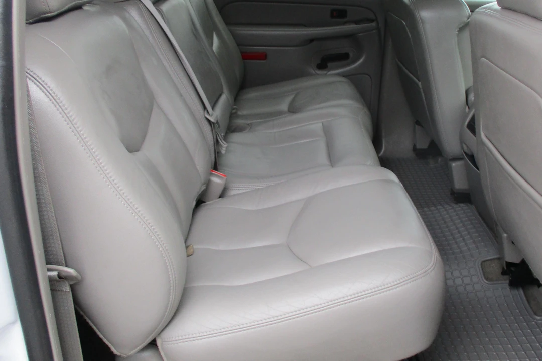 2004 Chevrolet Suburban 9th Gen - Image 16 of 31