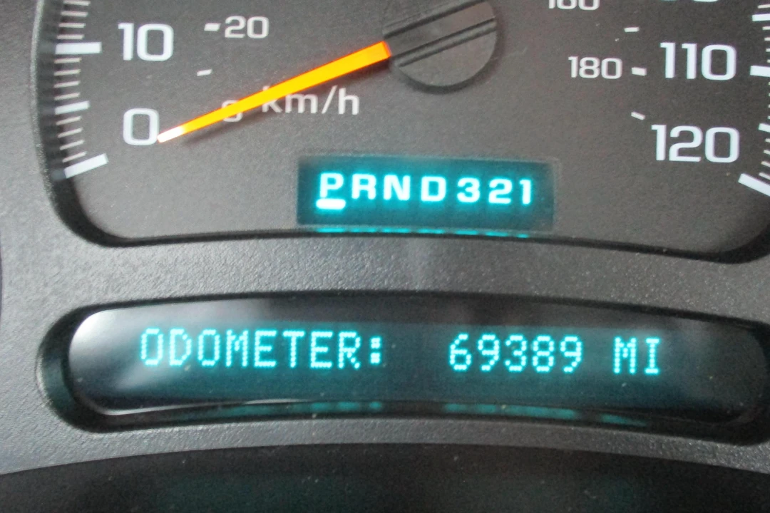 2004 Chevrolet Suburban 9th Gen - Image 17 of 31