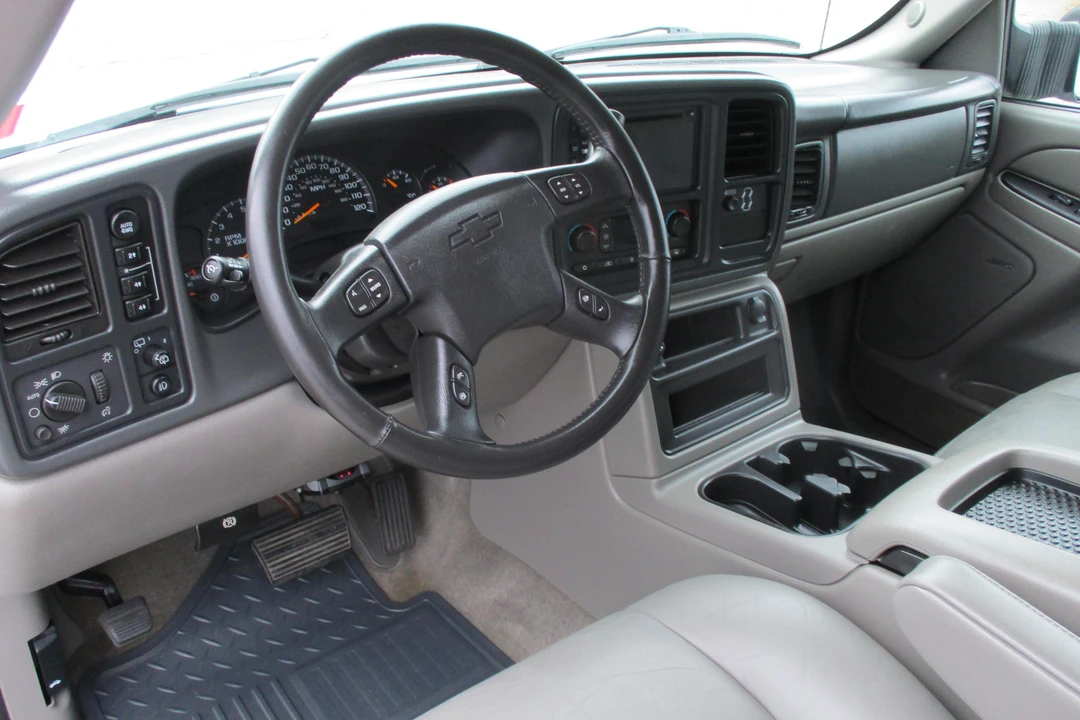 2004 Chevrolet Suburban 9th Gen - Image 14 of 31