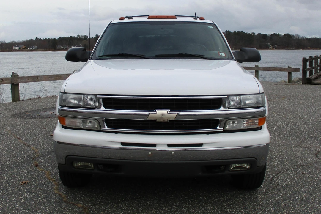 2004 Chevrolet Suburban 9th Gen - Image 2 of 31