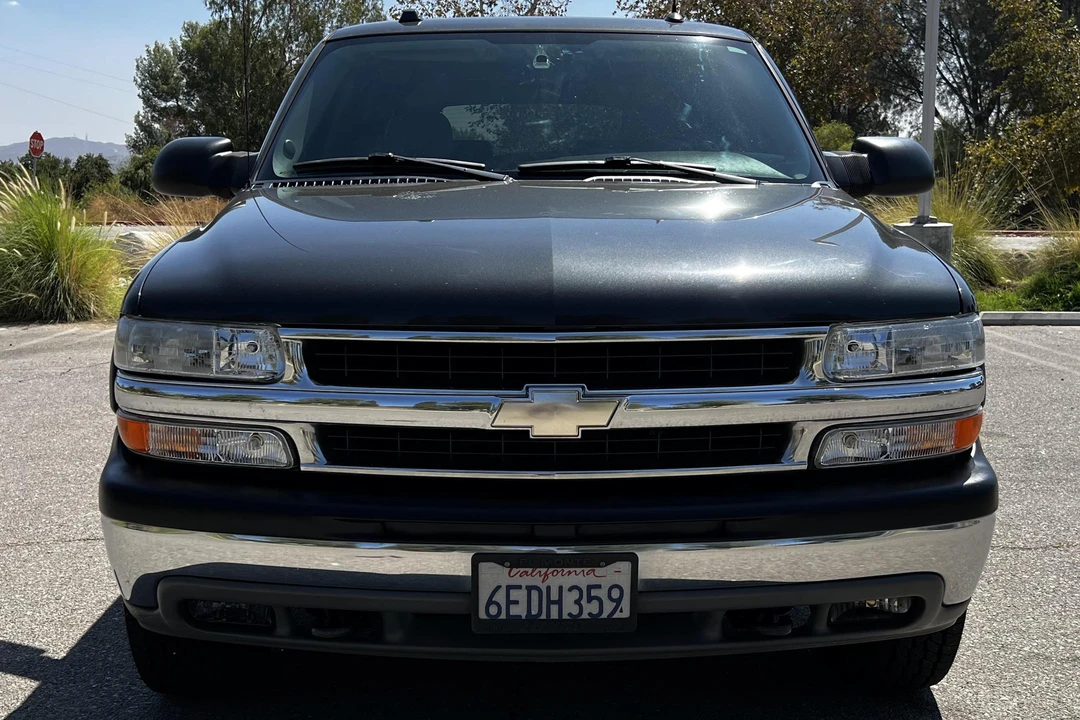 2004 Chevrolet Suburban 9th Gen - Image 2 of 31