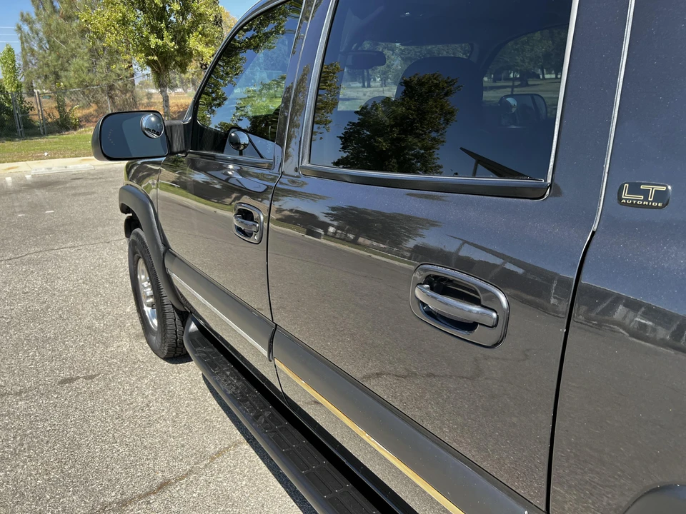 2004 Chevrolet Suburban 9th Gen - Image 19 of 31