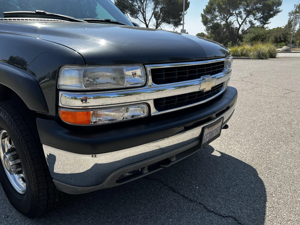 2004 Chevrolet Suburban 9th Gen - Image 13 of 31