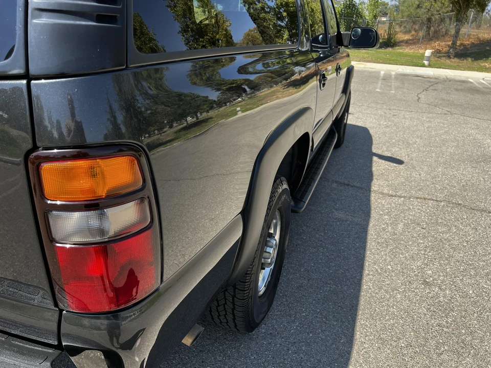 2004 Chevrolet Suburban 9th Gen - Image 26 of 31