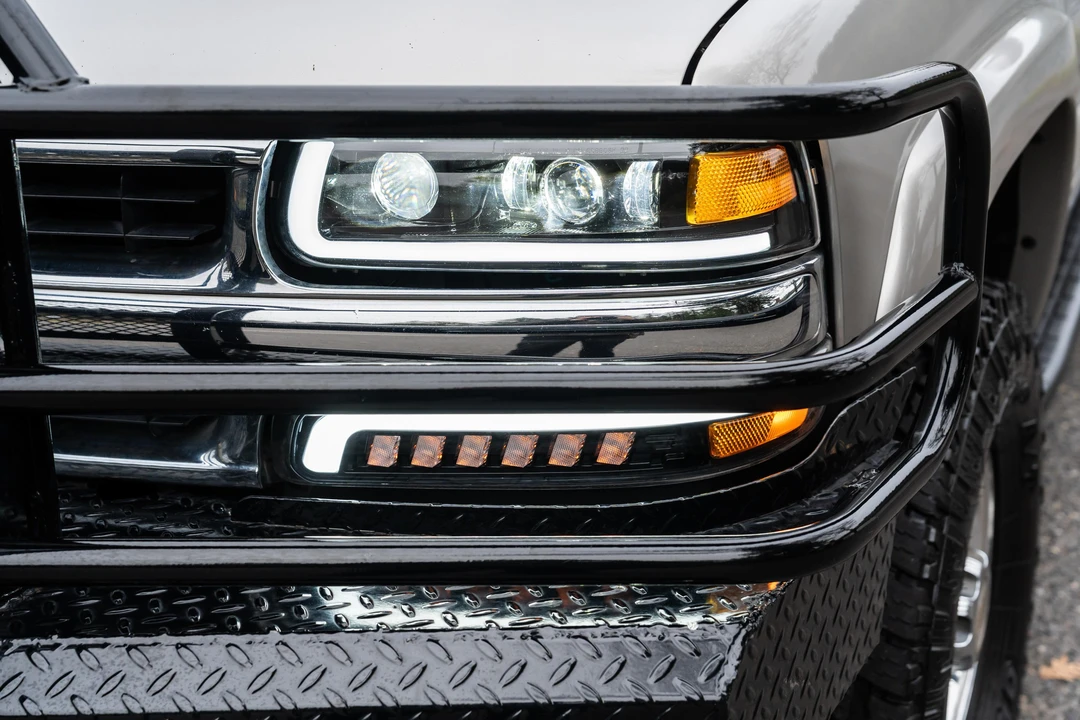 2004 Chevrolet Suburban 9th Gen - Image 17 of 31