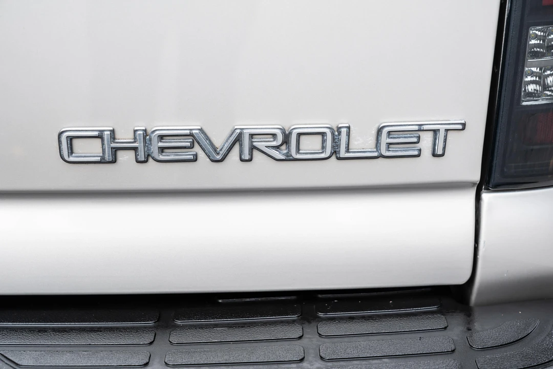 2004 Chevrolet Suburban 9th Gen - Image 28 of 31