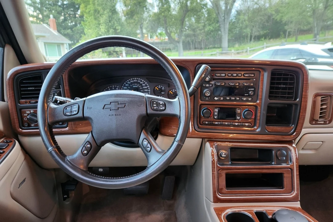 2004 Chevrolet Suburban 9th Gen - Image 5 of 7