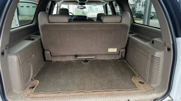 2004 Chevrolet Suburban 9th Gen - Image 10 of 12