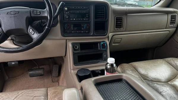 2004 Chevrolet Suburban 9th Gen - Image 9 of 12