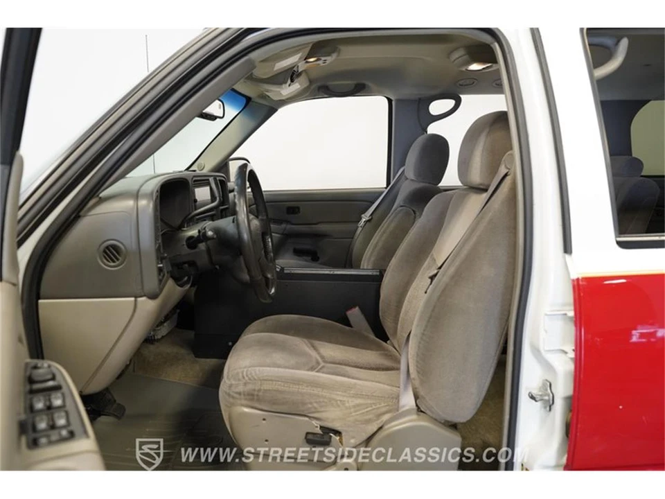 2004 Chevrolet Suburban 9th Gen - Image 3 of 31