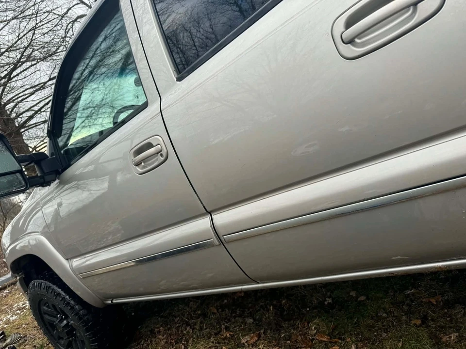 2004 Chevrolet Suburban 9th Gen - Image 17 of 21