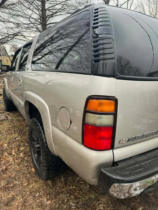 2004 Chevrolet Suburban 9th Gen - Image 11 of 21