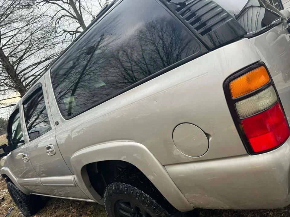 2004 Chevrolet Suburban 9th Gen - Image 18 of 21
