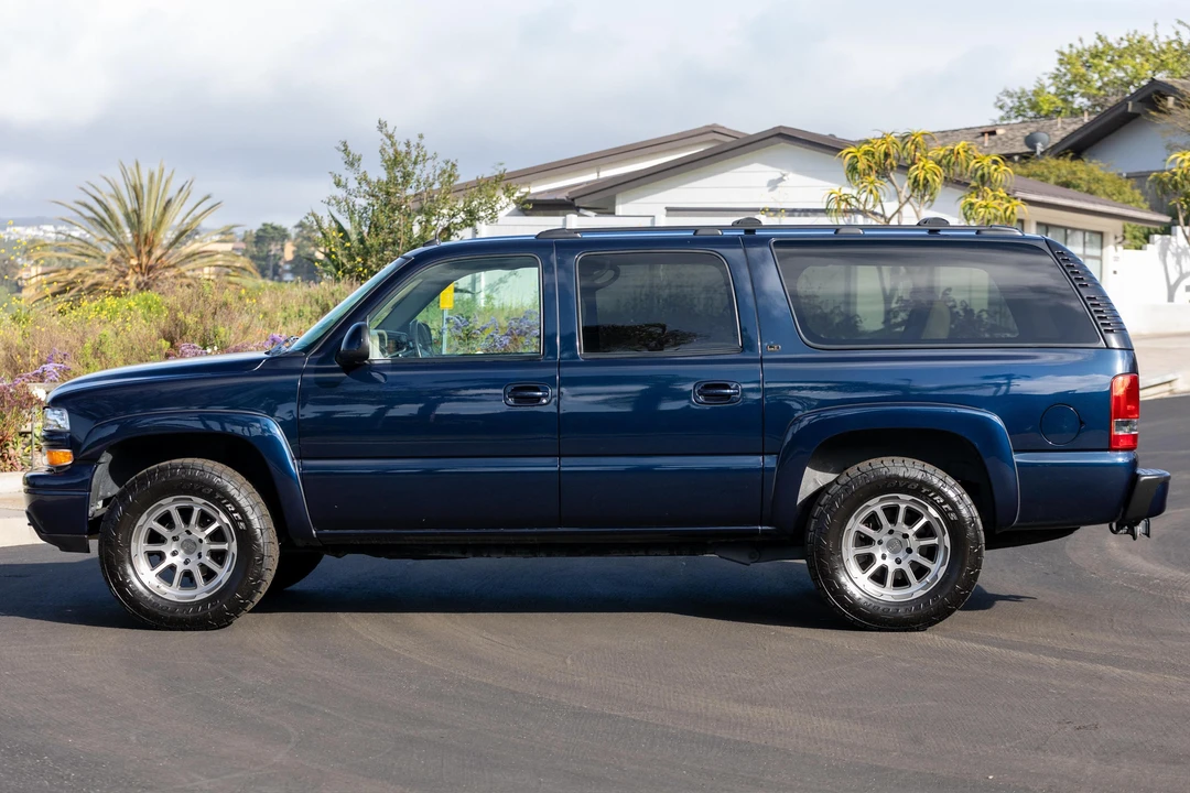 2004 Chevrolet Suburban 8th Gen - Image 3 of 31