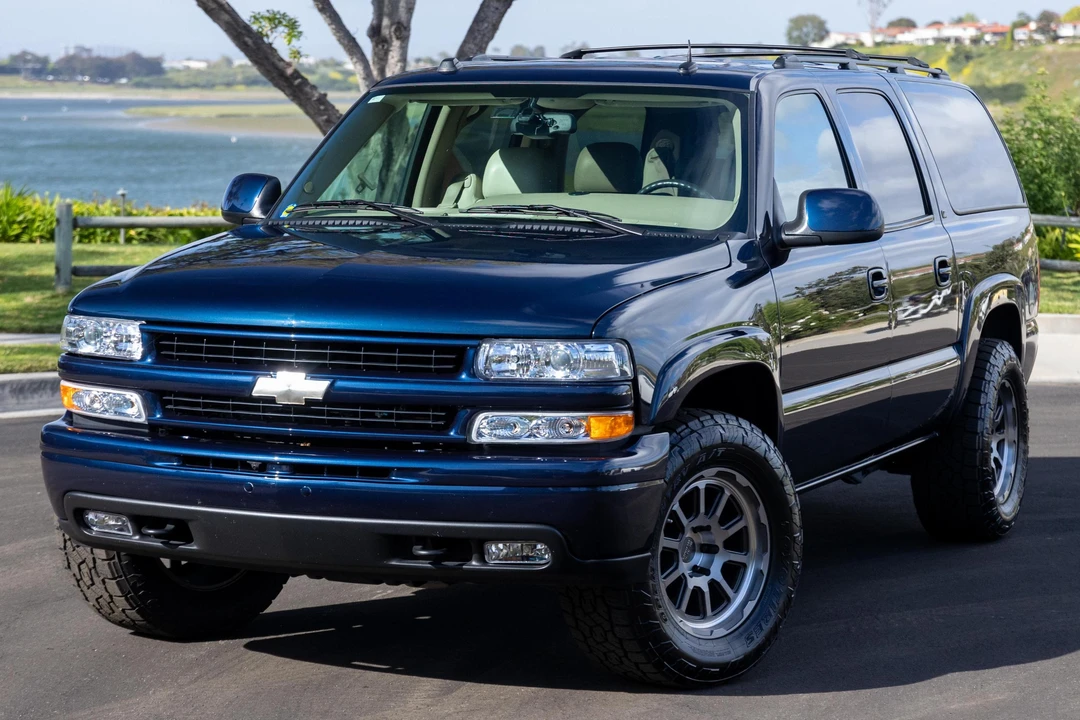 2004 Chevrolet Suburban 8th Gen - Image 2 of 31